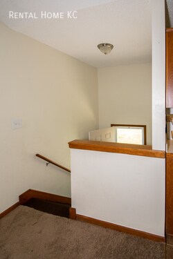 Building Photo - 3-bed 2-full-bath Duplex w/Double Garage  ...