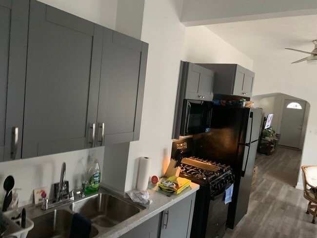 Building Photo - Hastings Duplex