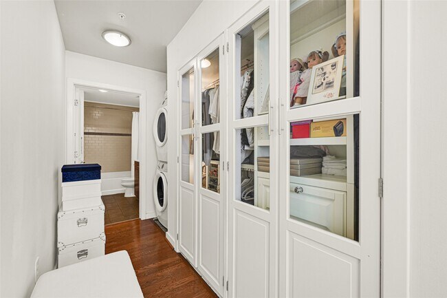 Building Photo - 5925 Almeda Rd