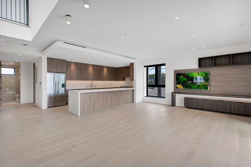 Building Photo - 12131 Palms Blvd