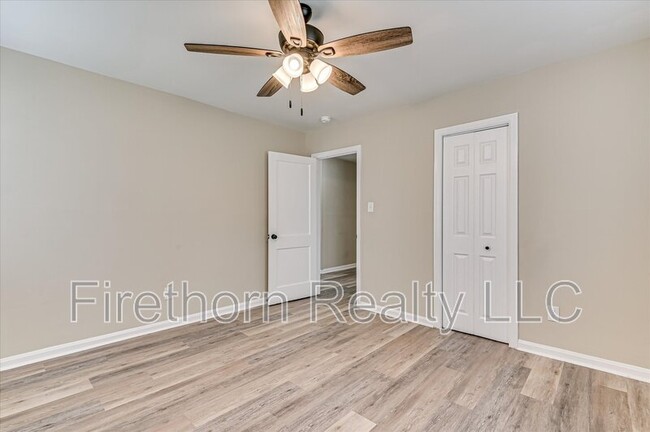 Building Photo - 810 Royalette Ave