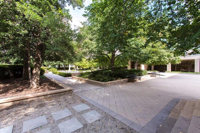 Building Photo - 1600 S Eads St