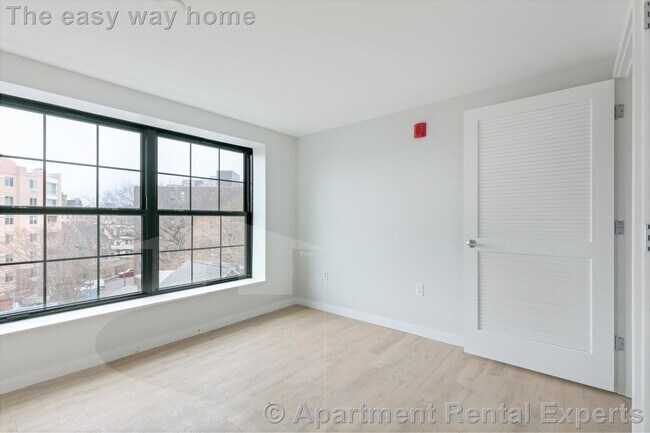 Building Photo - 10 Soden St