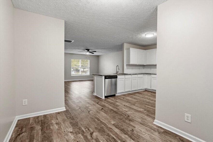 Building Photo - 446 Saint John Dr