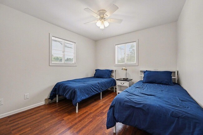 Building Photo - 325 W Delhi Rd