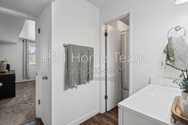 Building Photo - 5630 Meadow Ln
