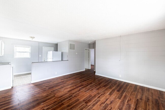 Building Photo - 1 Bed, 1 Bath Pet-Friendly Apartment with Shared Yard