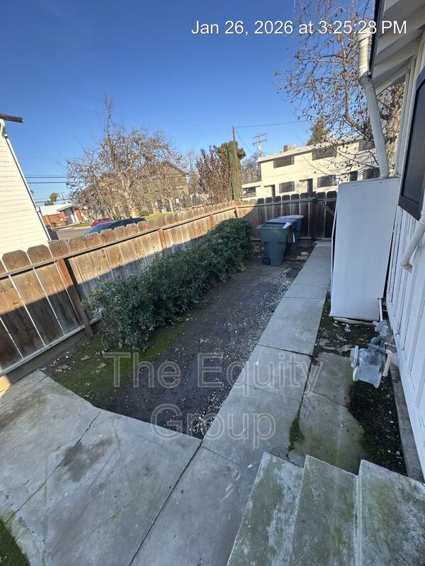 Building Photo - 500 W School Ave