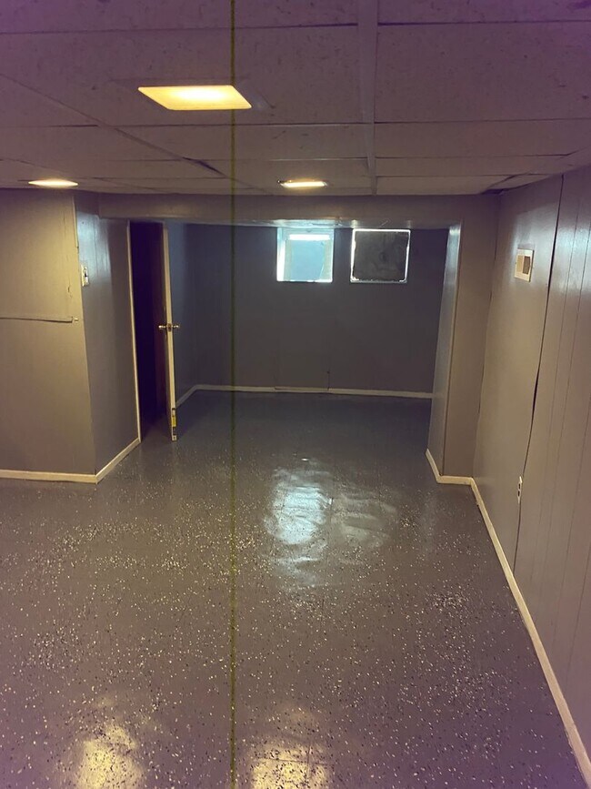 Building Photo - Spacious Home Available for Rent! Finished Basement! W/D! Front Porch! Available Now!