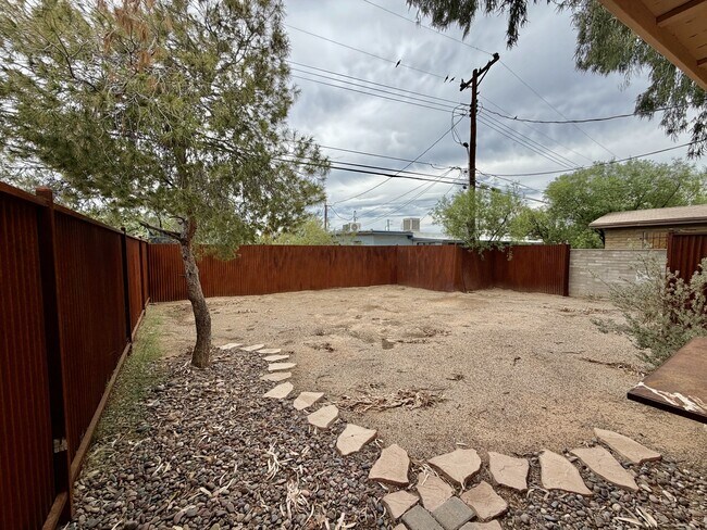 Building Photo - 2645 N Alvernon Way