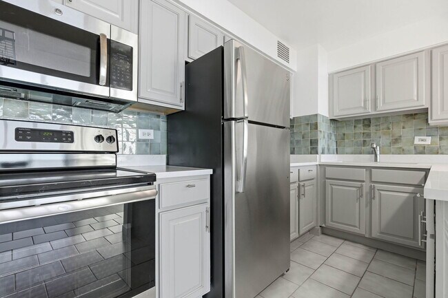 Building Photo - 6030 N Sheridan Rd