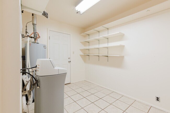 Building Photo - 3 Bedroom 2 Bathroom