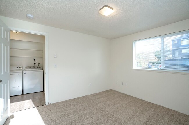 Building Photo - Charming Ground-Level 2-Bedroom Apartment ...