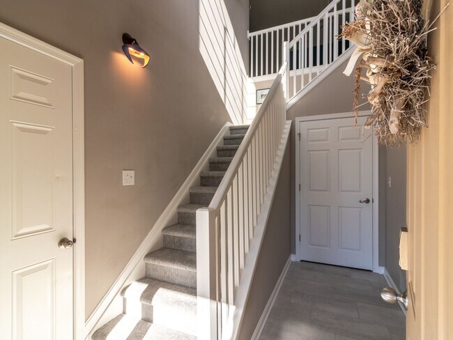 Building Photo - YEAR ROUND RENTAL- FURNISHED - 3 BEDROOM CONDO - WOODS COVE