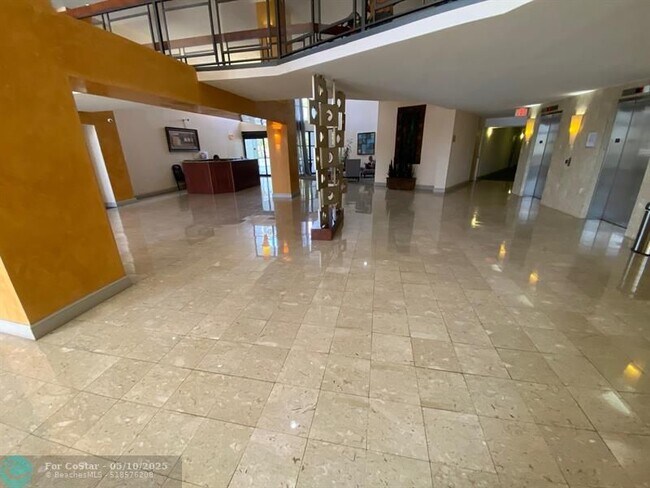 Building Photo - 400 Leslie Dr