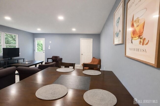 Building Photo - 289 Main St