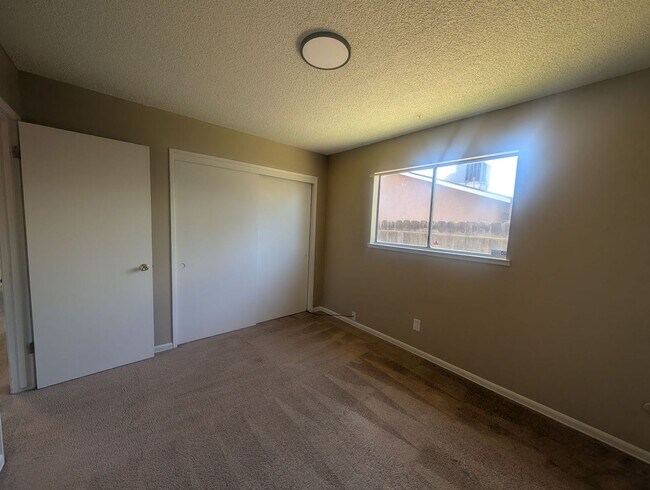 Building Photo - Great 3 bedroom home Close to CSUS