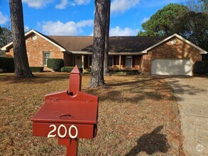 Building Photo - 4 -bedroom 2.5 bath Colonial