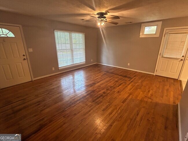 Building Photo - 1020 Tuxedo Ln