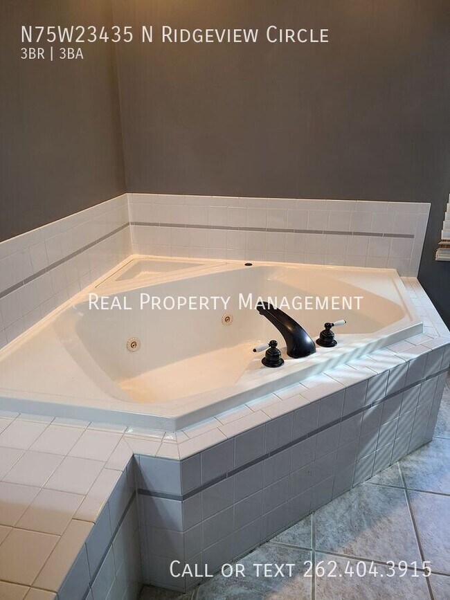 Building Photo - N75W23435 N Ridgeview Cir
