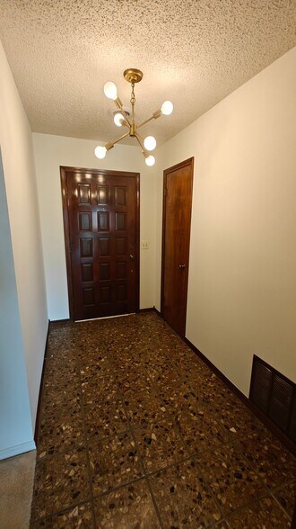 Building Photo - 1738 Ridgeview Dr