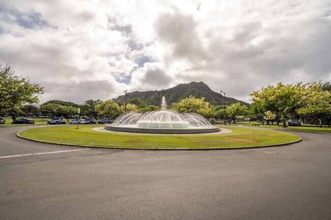 Building Photo - Oceanfront Kaimana Beach Studio at Sans Souci