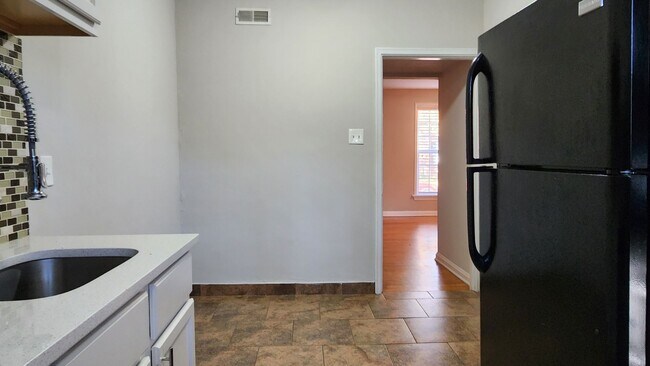 Building Photo - One-Bedroom Apartment in Dogtown*In-Unit W...