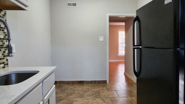 Building Photo - One-Bedroom Apartment in Dogtown*In-Unit Washer & Dryer*Walkable Neighborhood