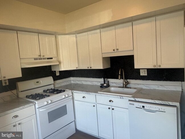 Building Photo - 10142 Fair Wds Dr