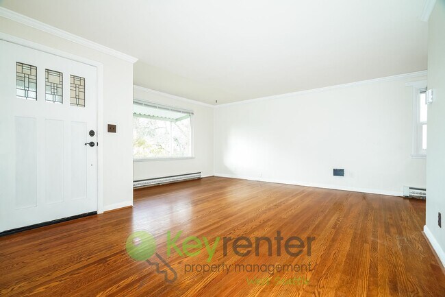 Building Photo - Stylish Three Bedroom Retreat with fully fenced yard and storage!