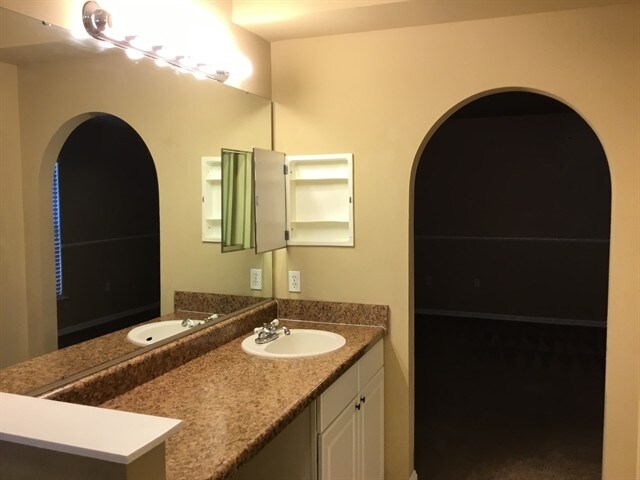 Building Photo - 1667 Vista Lake Cir