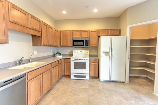 Building Photo - Rancho Sahuarita 5-Bed with 3.5 Baths 3187 Sq Ft