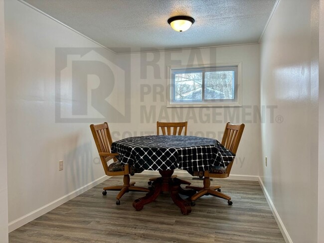 Building Photo - Remodeled 2bed/1bath: Where Charm Meets Chic