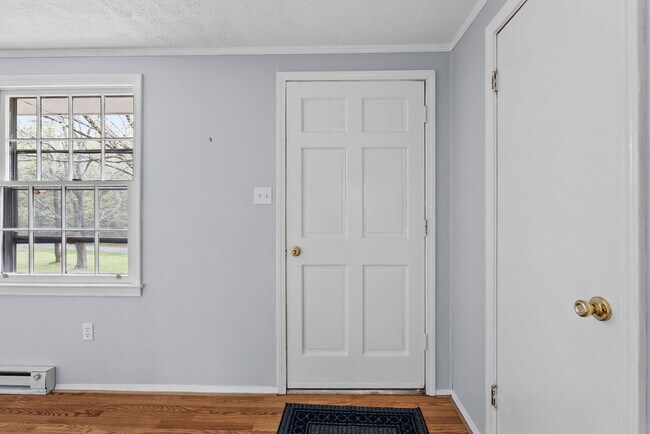 Building Photo - Updated 3-Bedroom Home on Quiet Street in Charlotte Court House!