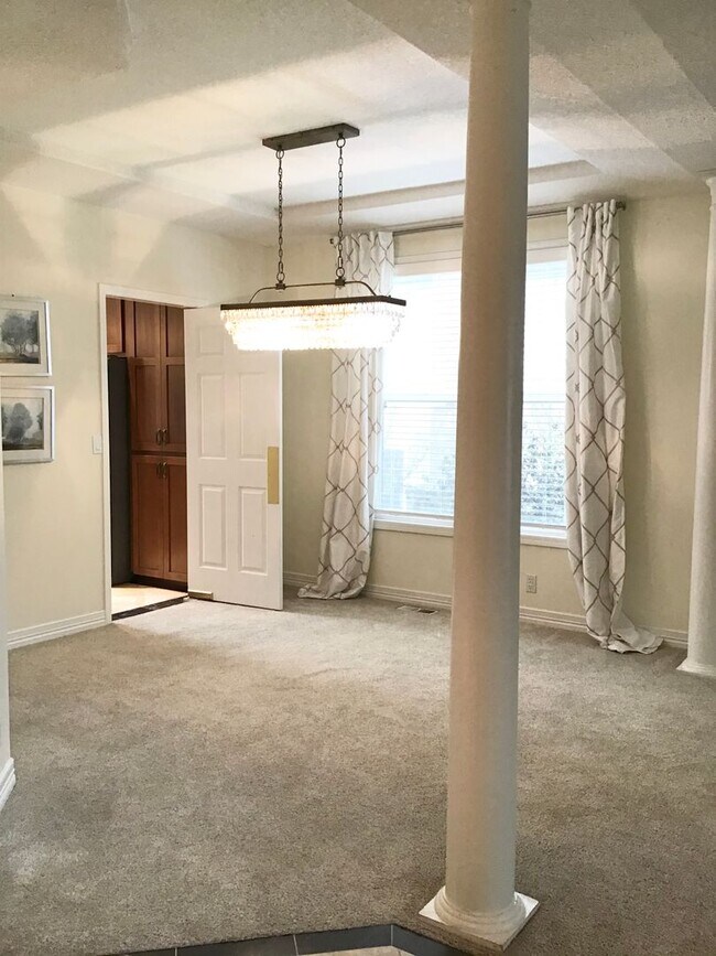 Building Photo - For Rent - Exceptional Murrayhill Location...