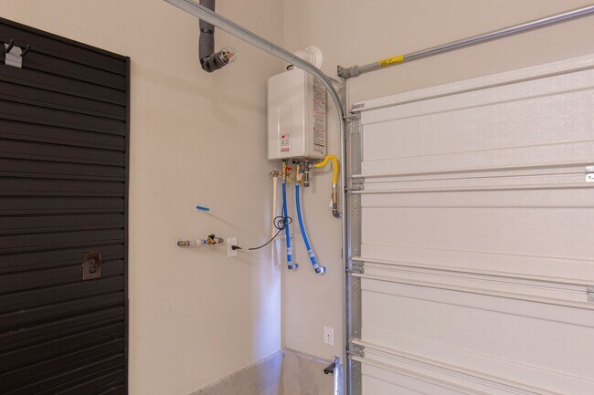 Building Photo - Fully furnished luxury townhome in Affinit...
