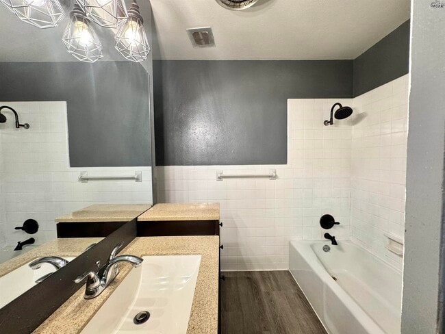 Building Photo - 4035 Hooper Dr