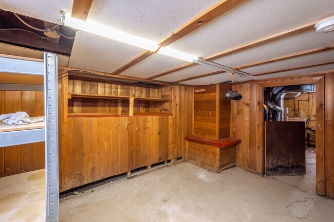 Building Photo - COZY 2 BEDROOM GEM IN THE MONROEVILLE NEIG...