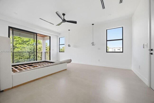 Building Photo - 1337 NE 13th Ave