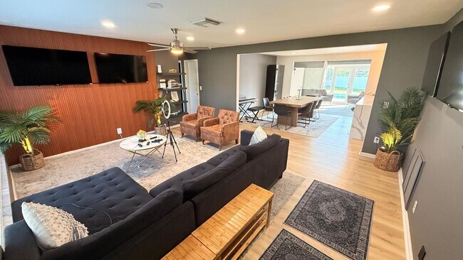 Building Photo - 4000 NW 3rd Ave