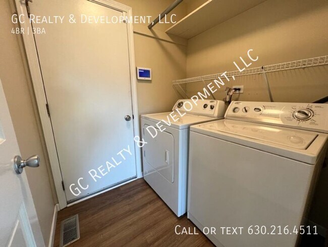 Building Photo - ***MUST SEE! 4 BDRM / 2.5 BTH / LARGE CORN...