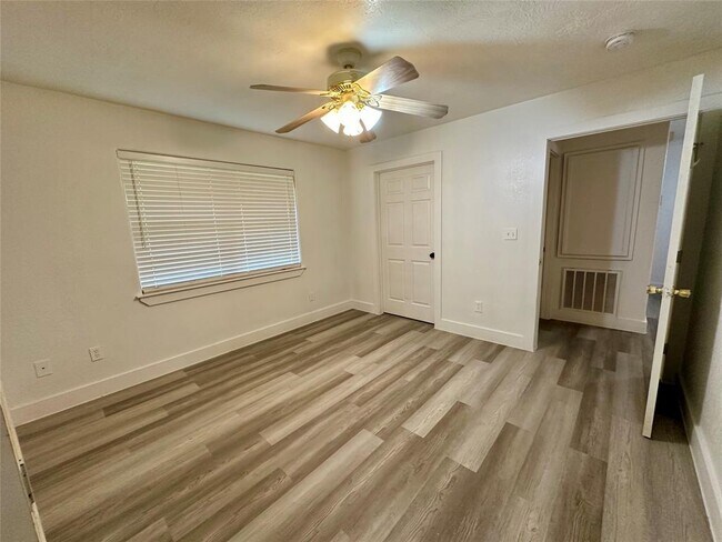 Building Photo - 530 Edgebrook Dr