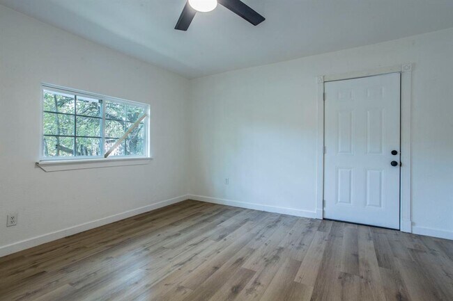Building Photo - 5807 Mayo Dr