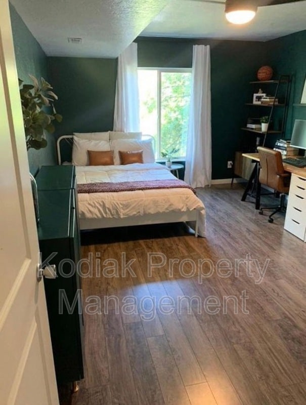 Building Photo - 1044 E 400 S