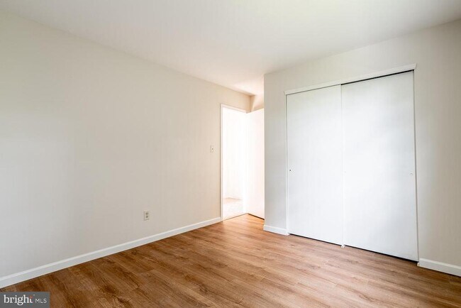 Building Photo - 10 Honey Locust Ln