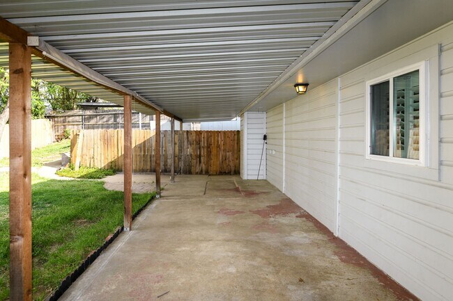 Building Photo - 4406-4410 Granbury TriPlex