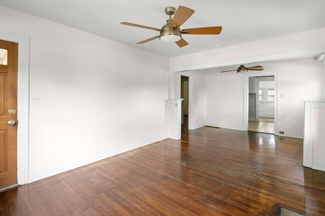 Building Photo - Cute Downtown Bungalow