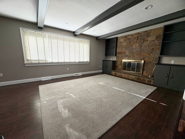 Building Photo - 4 Bedroom Single Family Home Available in ...