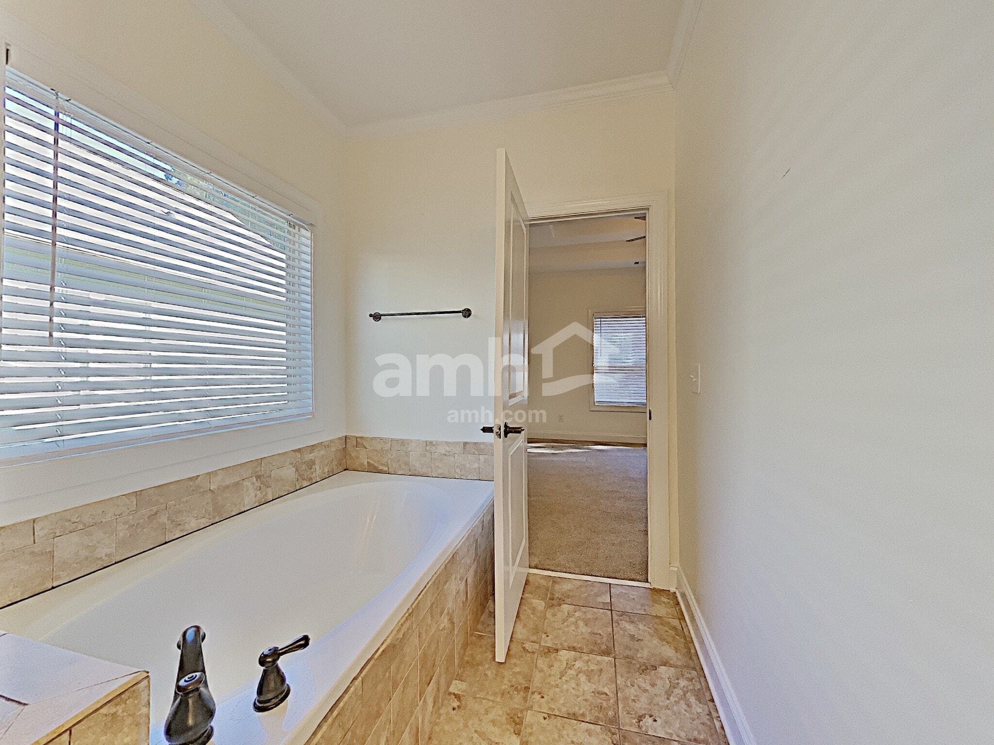 Building Photo - 263 Royal Cres Terrace