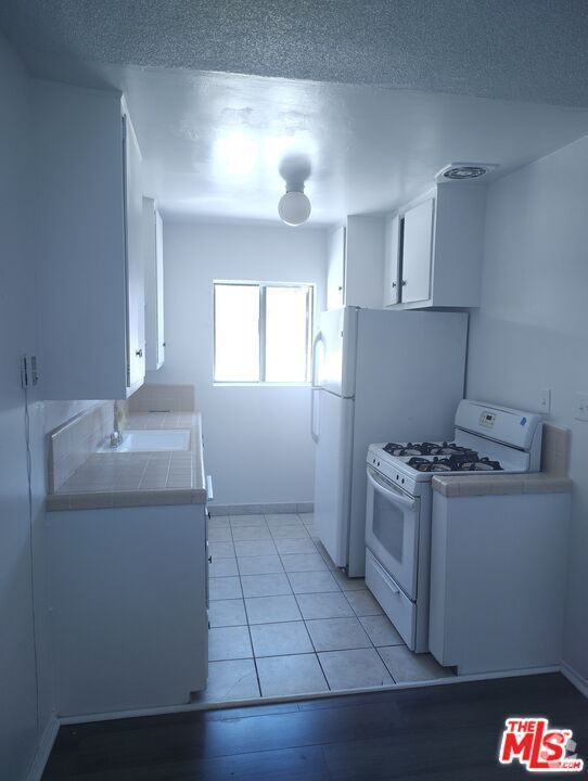 Building Photo - 2630 S La Salle Ave
